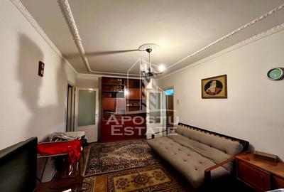 Apartament cu 3 camere semidecomandat, mobilat în Complex Studențesc