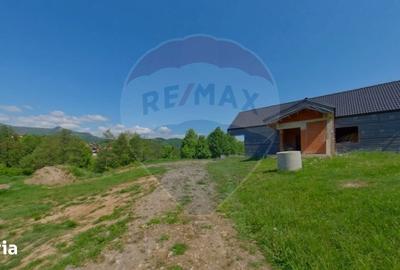 Casă cu 4 camere cu Teren 10130 Mp în Desești - 1