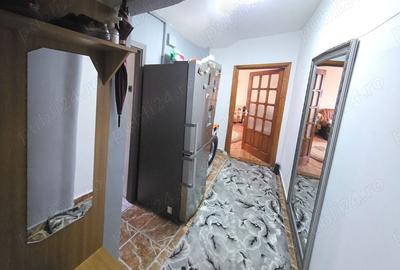 Apartament cu 3 camere semidecomandat în 9 Mai - 7