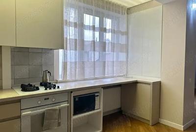 Garsonieră decomandată în Titan