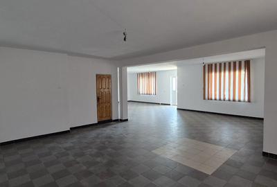 Spațiu comercial, de 390 mp, în Central - 4