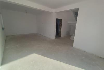 Duplex cu 4 camere cu Canalizare în Ipotești - 3