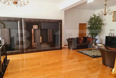 Casă cu 7 camere cu Teren 700 Mp în Central - 2