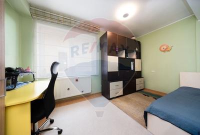 Apartament cu 3 camere decomandat în Tractorul - 19