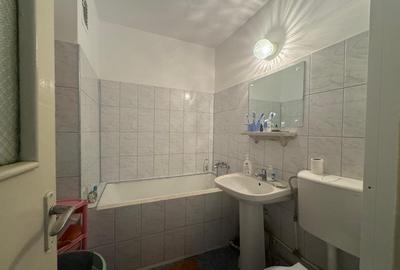 Apartament cu 3 camere semidecomandat în Podu Roș