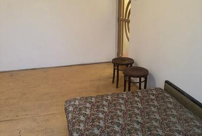 Zona Lamaita, se vinde apartament nedecomandat ,doua  camere pret 38000 euro - 3