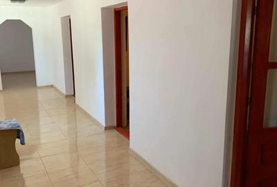 Casă cu Teren 1200 Mp în Central - 3