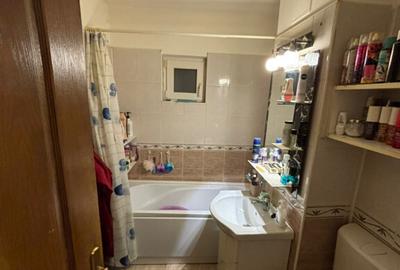 Vand apartament cu 3 camere Strada Amaradia - 1