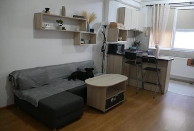 Apartament cu 3 camere semidecomandat, mobilat în Central