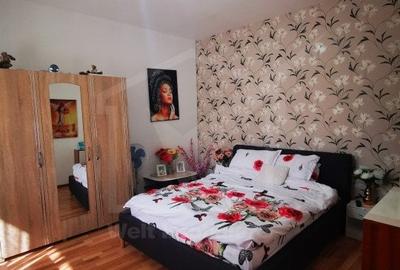 Casa de vanzare  2 camere, 40 mp, curte comuna, zona TRAIAN
