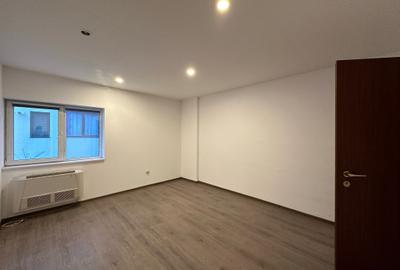 Spațiu comercial, de 1,000 mp, în Baza 3 - 5