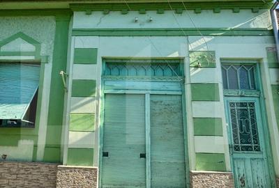 Casa de vanzare in centrul Pancota cu magazin si dependinte.