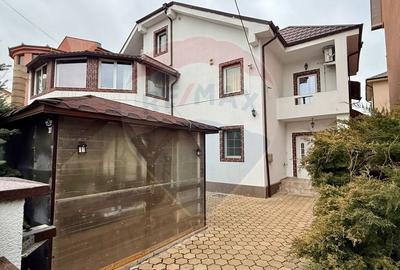 Casă cu 12 camere cu Teren 300 Mp în Central - 2