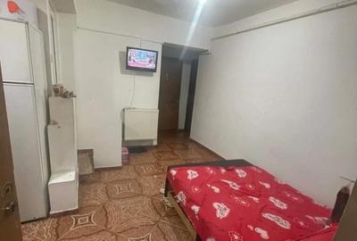 Apartament cu 3 camere semidecomandat în Rahova