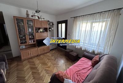 Casă individuală cu 5 camere cu Canalizare în Central