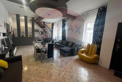 Casa pe doua nivele 3 camere zona Intim
