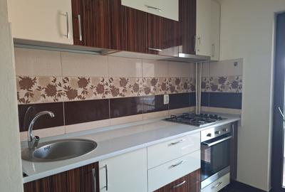 Inchiriez apartament cu doua camere, in zona centrala.