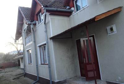 Casă cu 5 camere cu Teren 726 Mp în Ceangăi - 1