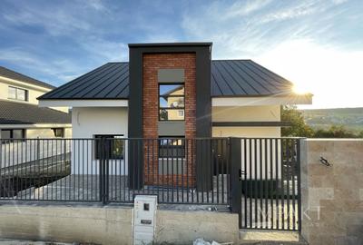 Casă individuală cu 5 camere cu Canalizare în Chinteni