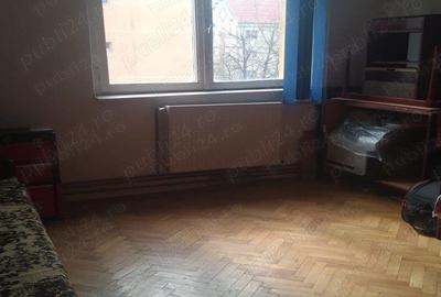 De vanzare apartament cu 3 camere in zona Soarelui decomandat etaj 3 langa Scoala Generala 30 - 4