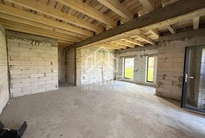 Casă cu Teren 451 Mp în Teiu - 1