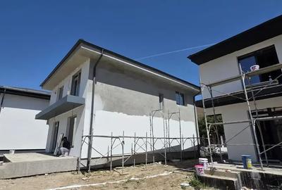 Casă cu 4 camere cu Canalizare în Central - 2
