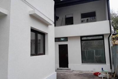 Casă cu 5 camere cu Teren 400 Mp în Vitan