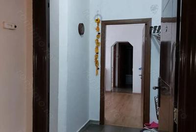 Apartament cu 3 camere semidecomandat în Central - 1