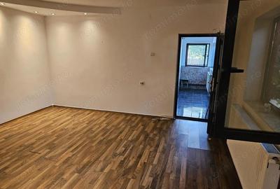 Casa de vanzare in Gole?ti loca?ie excelenta langa muzeu - 2