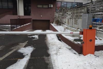 Loc de parcare demisol, Intrare securizata cu bariere si usa de acces - 1