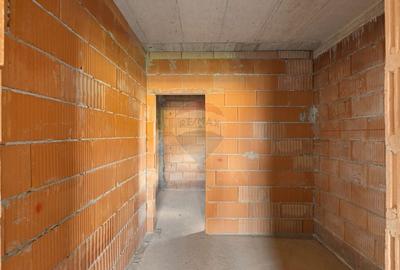 Casa la rosu cu teren generos, 500 mp, situata pe strada Ostasului - 17