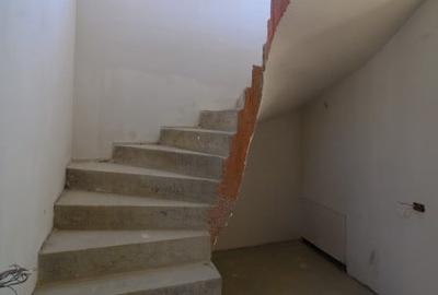 Casă individuală cu 4 camere cu Canalizare în Central - 8