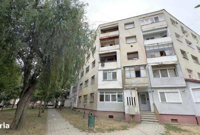 Apartament cu 3 camere semidecomandat în Carei - 3