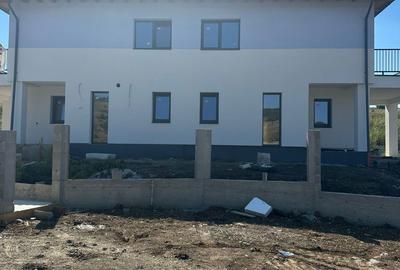 Casă cu 4 camere în Corușu