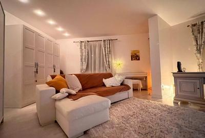 Apartament cu 3 camere semidecomandat în Sisești