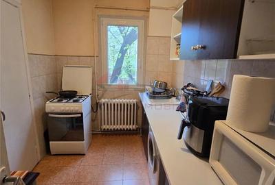 Apartament cu 3 camere semidecomandat în Podu Roș - 1
