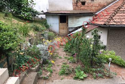 De vânzare o casă pe curte comună cu încă 5 familii situat în Târgu Mureș pe st - 10