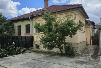 Casă cu 4 camere cu Teren 261 Mp în Central - 2