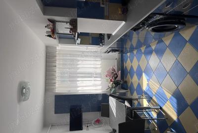 Inchiriez apartament cu trei camere in zona centrala - 2