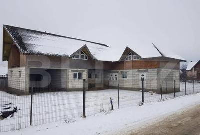 Casă cu 4 camere cu Teren 700 Mp în Central - 2