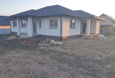 Casă la cheie  pe 1 nivel  4 cam. 2 bai ,650 mp. teren - 14