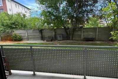 Apartament cu 3 camere semidecomandat în Girocului