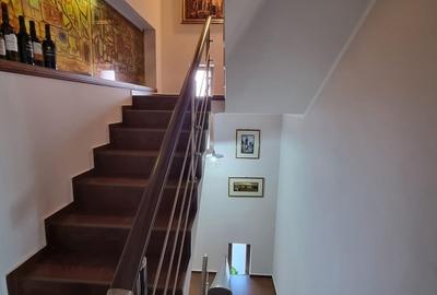 Casă cu 7 camere cu Teren 500 Mp în Central