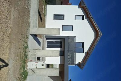 Casă cu 3 camere cu Teren 444 Mp în Central - 1