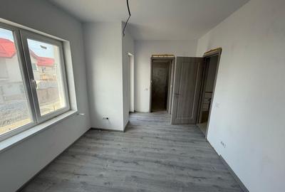 Duplex cu 4 camere cu Canalizare în Exterior Est - 4