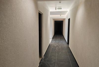 Apartament cu 3 camere semidecomandat în Tractorul - 17