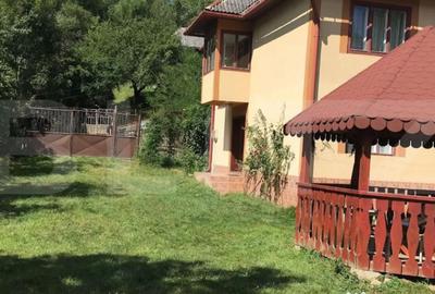 Casă cu 4 camere cu Teren 2432 Mp în Central - 11