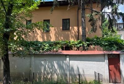 Apartament cu 3 camere semidecomandat în Domenii