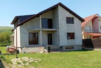 Casă cu 4 camere în Exterior Vest