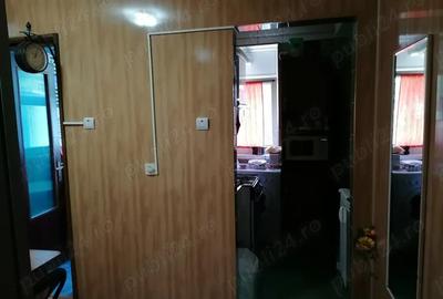 Apartament cu 3 camere semidecomandat în Micro 17